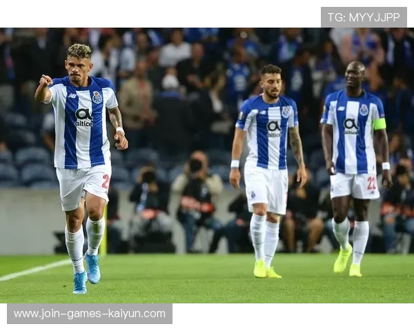 波尔图中前场在比赛中与对手形成拉锯 波尔图中前场在比赛中与对手形成拉锯